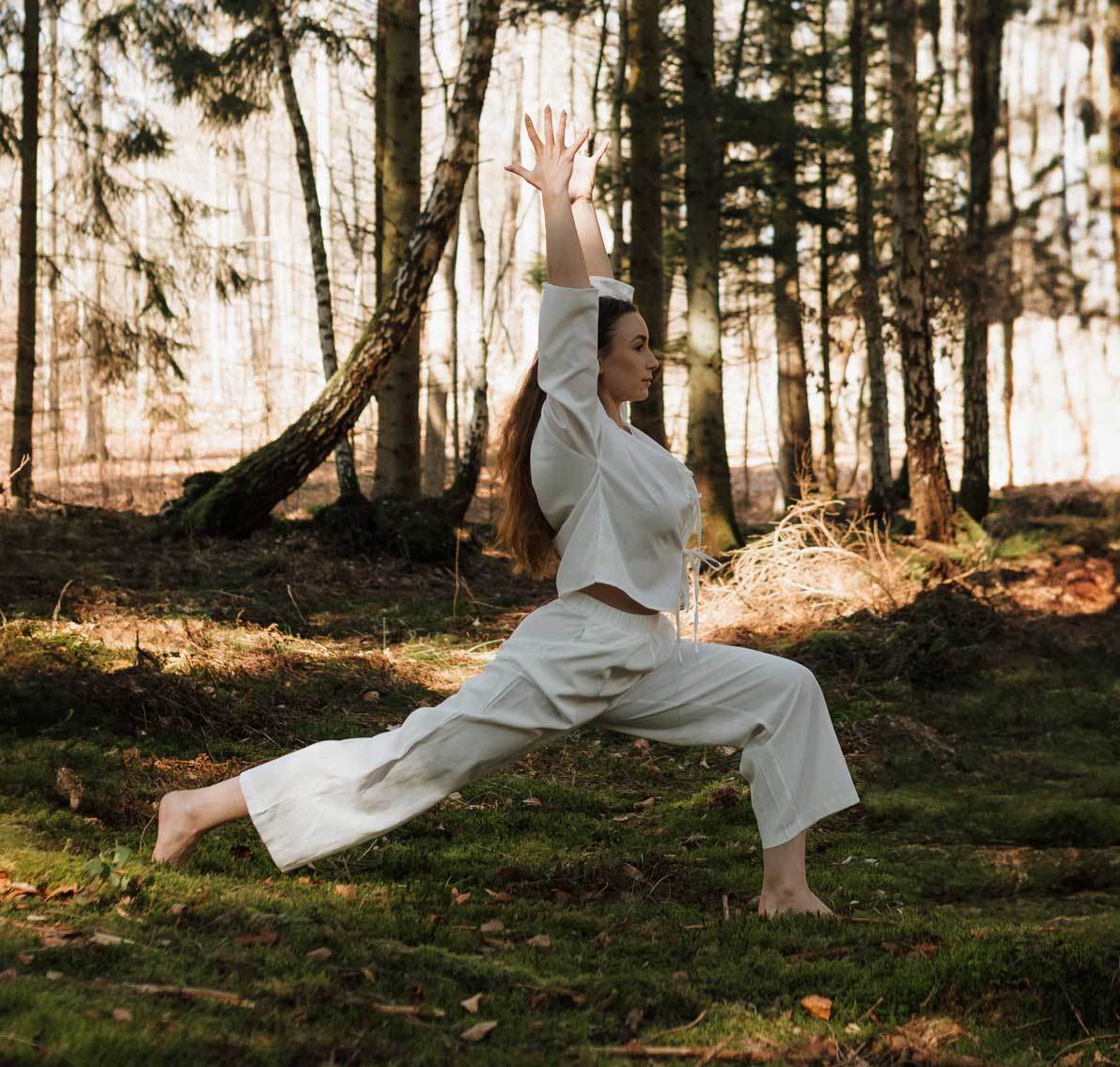 Coach laver yoga i skoven.